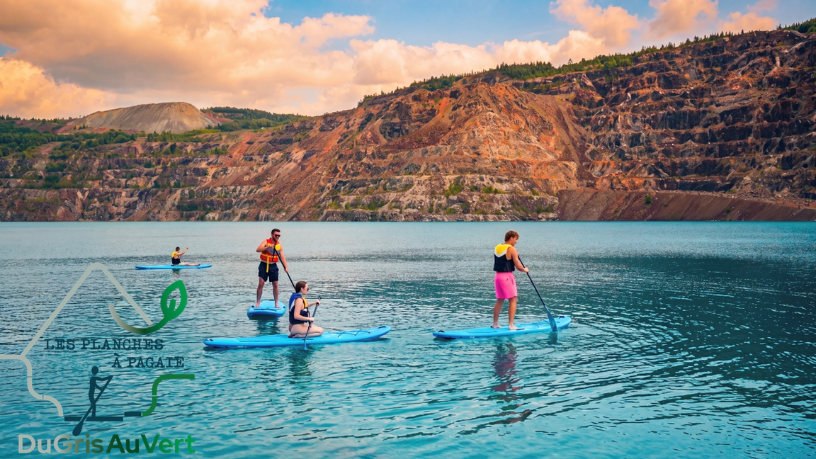 Pagayez sur les eaux turquoise d'un ancien puits minier.