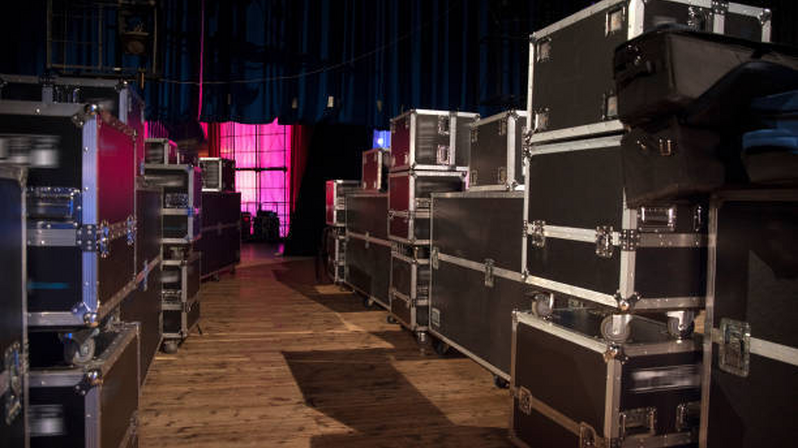 Silence en coulisses!