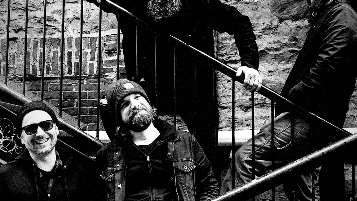 La Patente+Assis ent'2 chaises Hommage à Plume