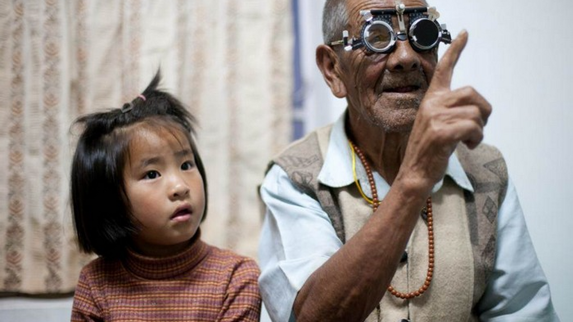 Taillage-montage de lunettes pour aide humanitaire (G-206)