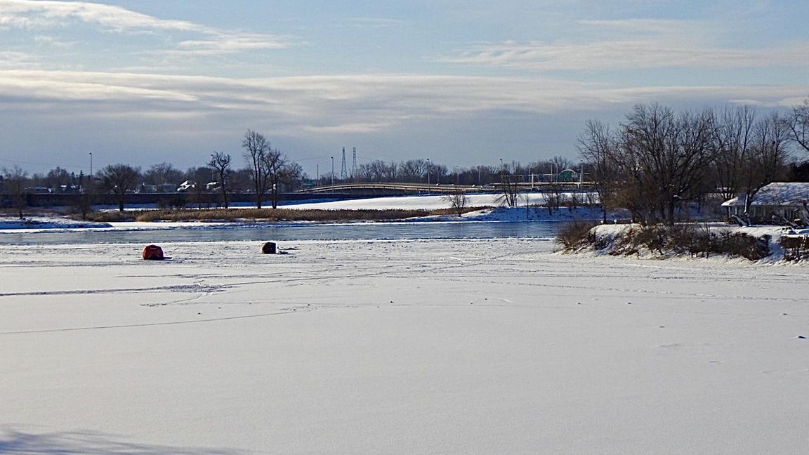 Marcher sur la Rivière Outaragasipi en raquettes (G-306)