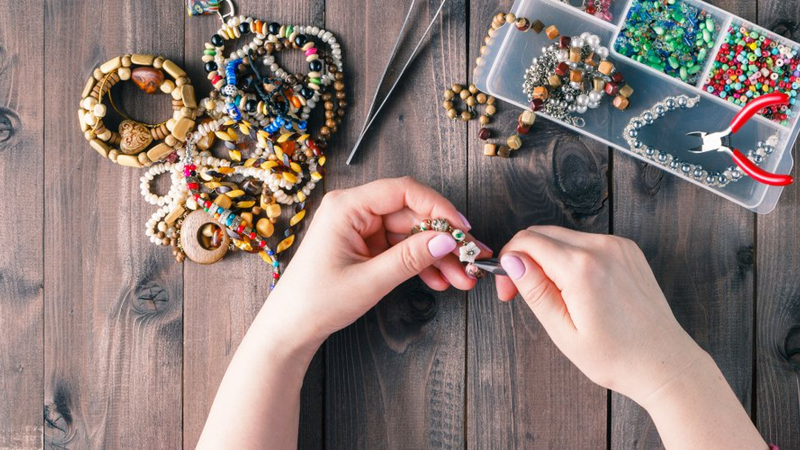 Atelier de fabrication de bijoux en laine et courge, ( 10-13 ans et famille )30 janvier  2027, 13 h30- 15h