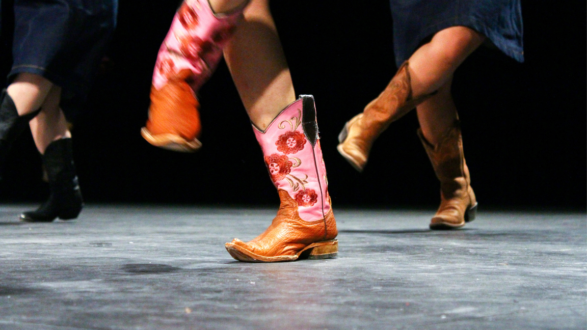 Country line dance at the Manège militaire Voltigeurs de Québec