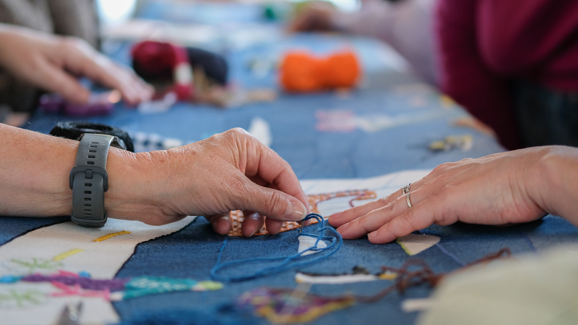 Au fil de l’autre : ateliers intergénérationnels de broderie et fresque collective