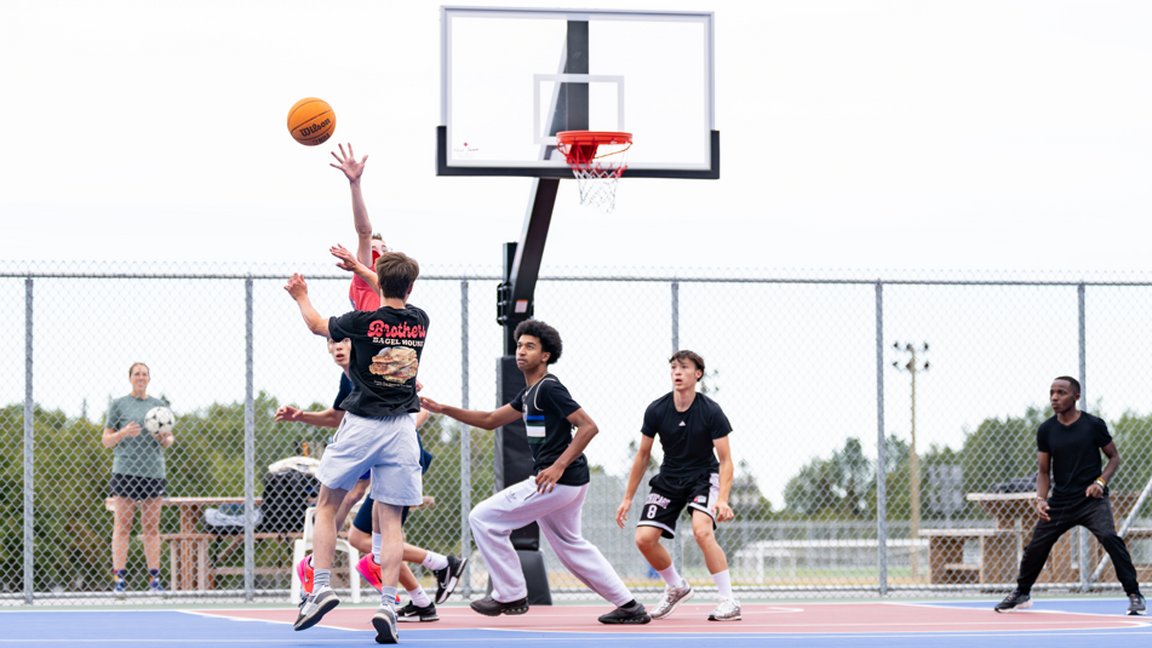 Match de basketball extérieur