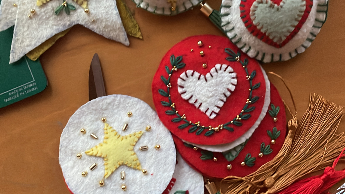 Ornement brodé de Noël surcyclé