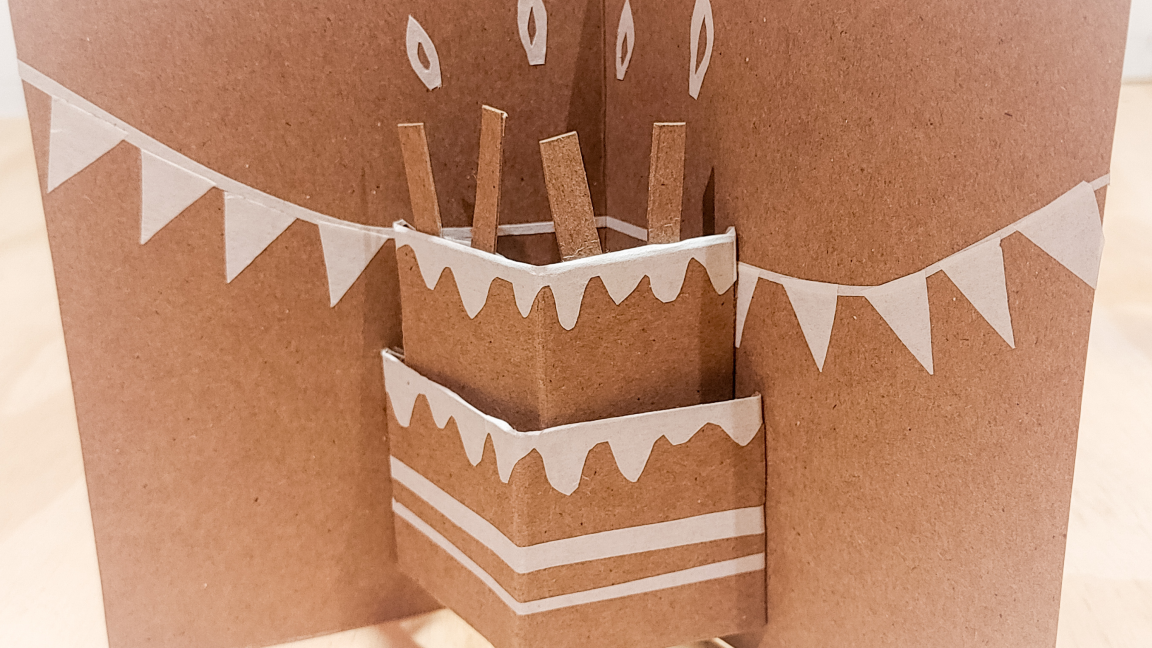 Confection de cartes de souhaits en pop-up