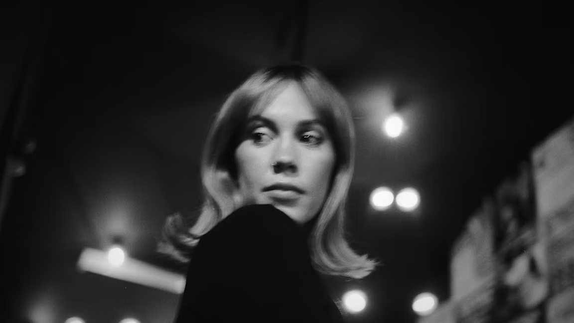 Bess Atwell au café 440