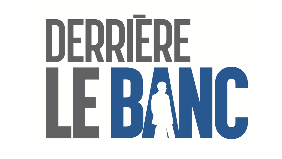 Derrière le banc