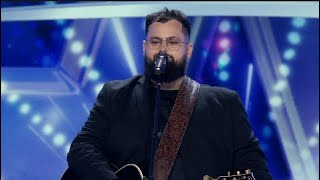 P'tit Gros Bison nous interprète sa composition touchante sur scène. | Quel Talent!