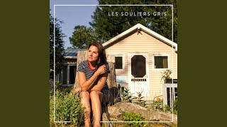 Les souliers gris